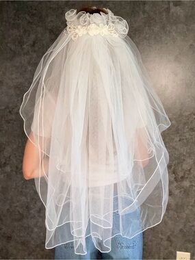 Vintage Pearl Halo Crown Veil with Flower Detail — Elbow Length